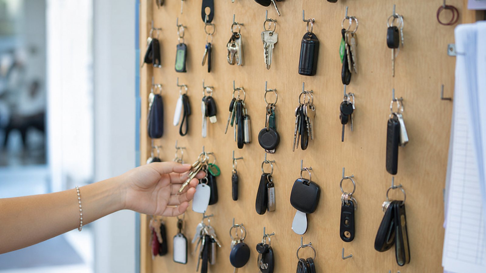 Trousseau de clés et badges d'accès posés sur le bureau d'une société de nettoyage
